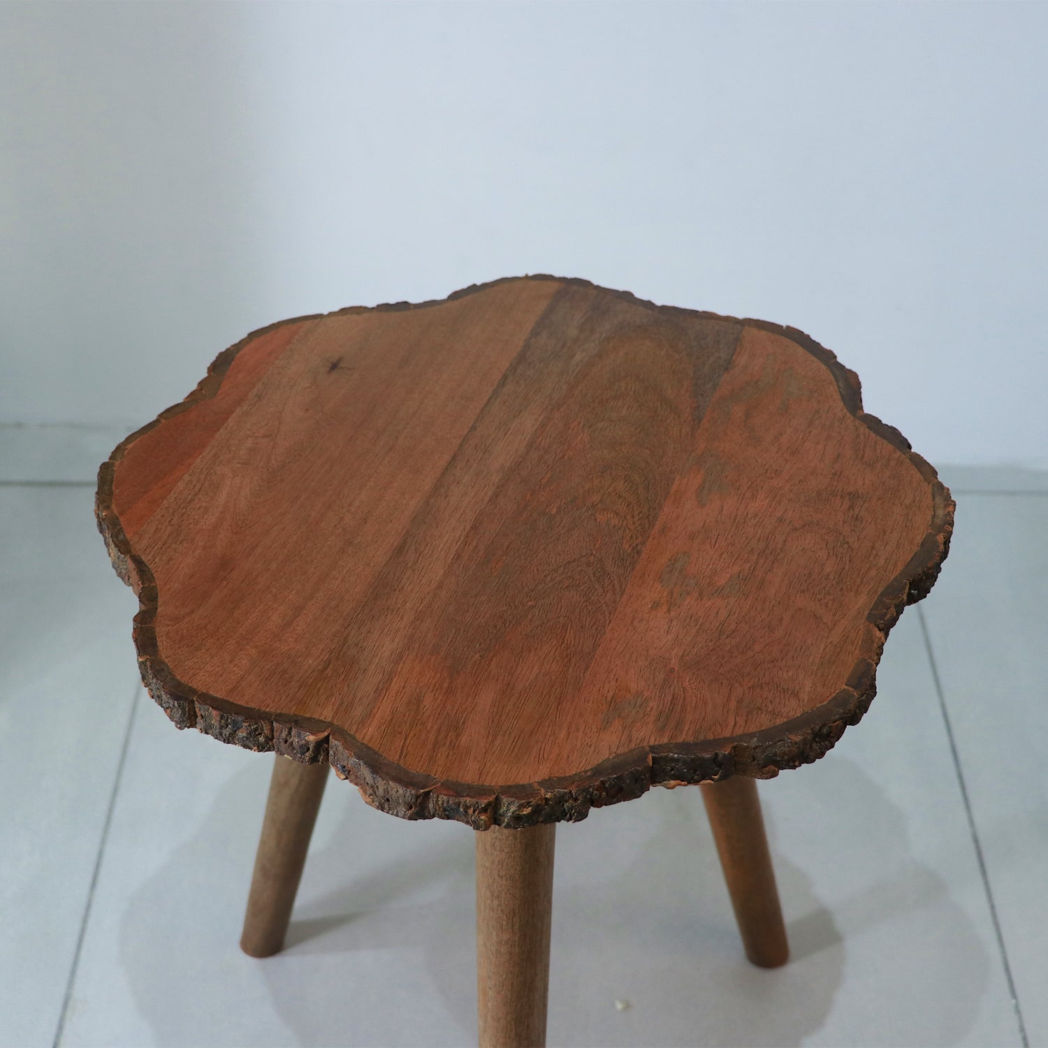 Wooden top with bark natural round table