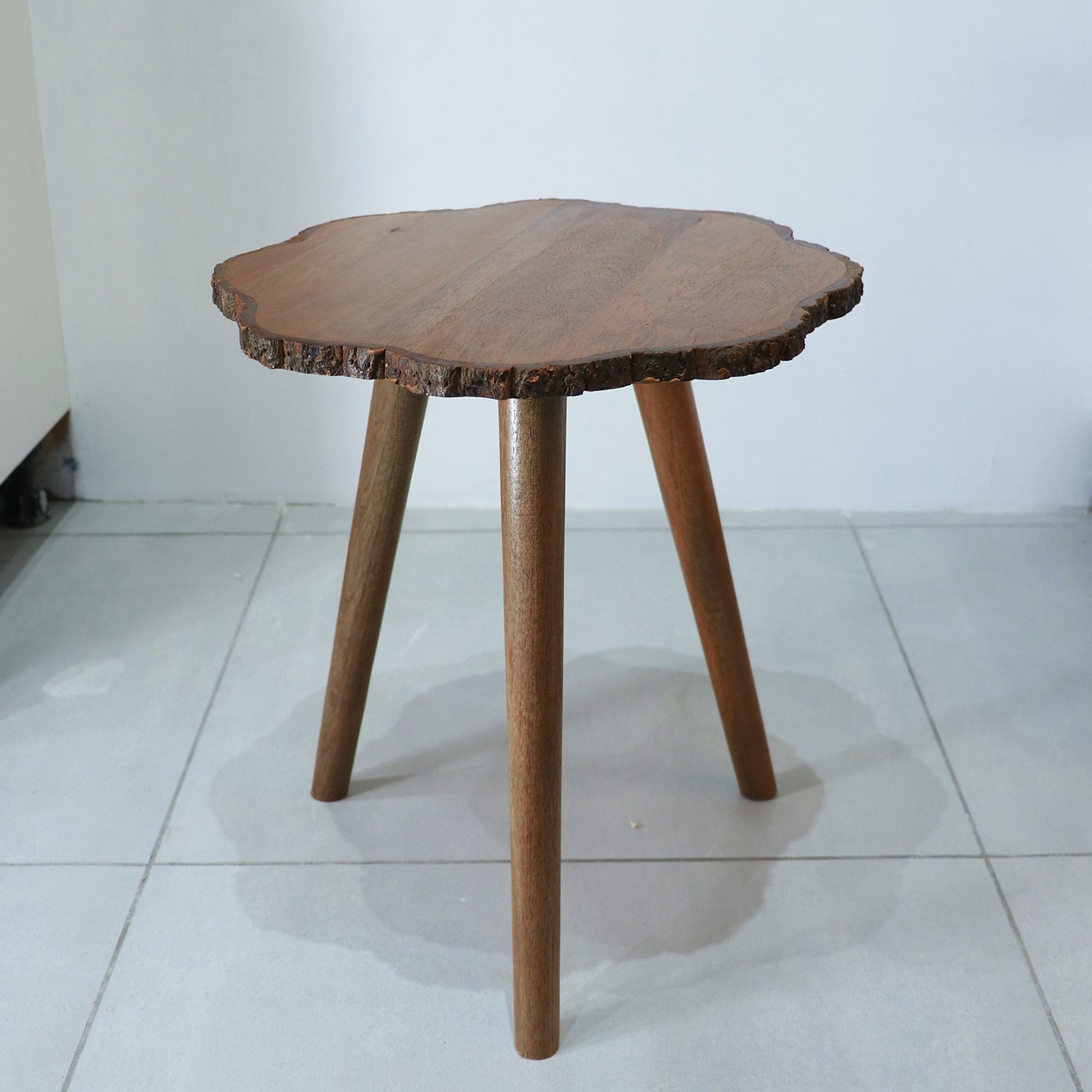 Wooden top with bark natural round table