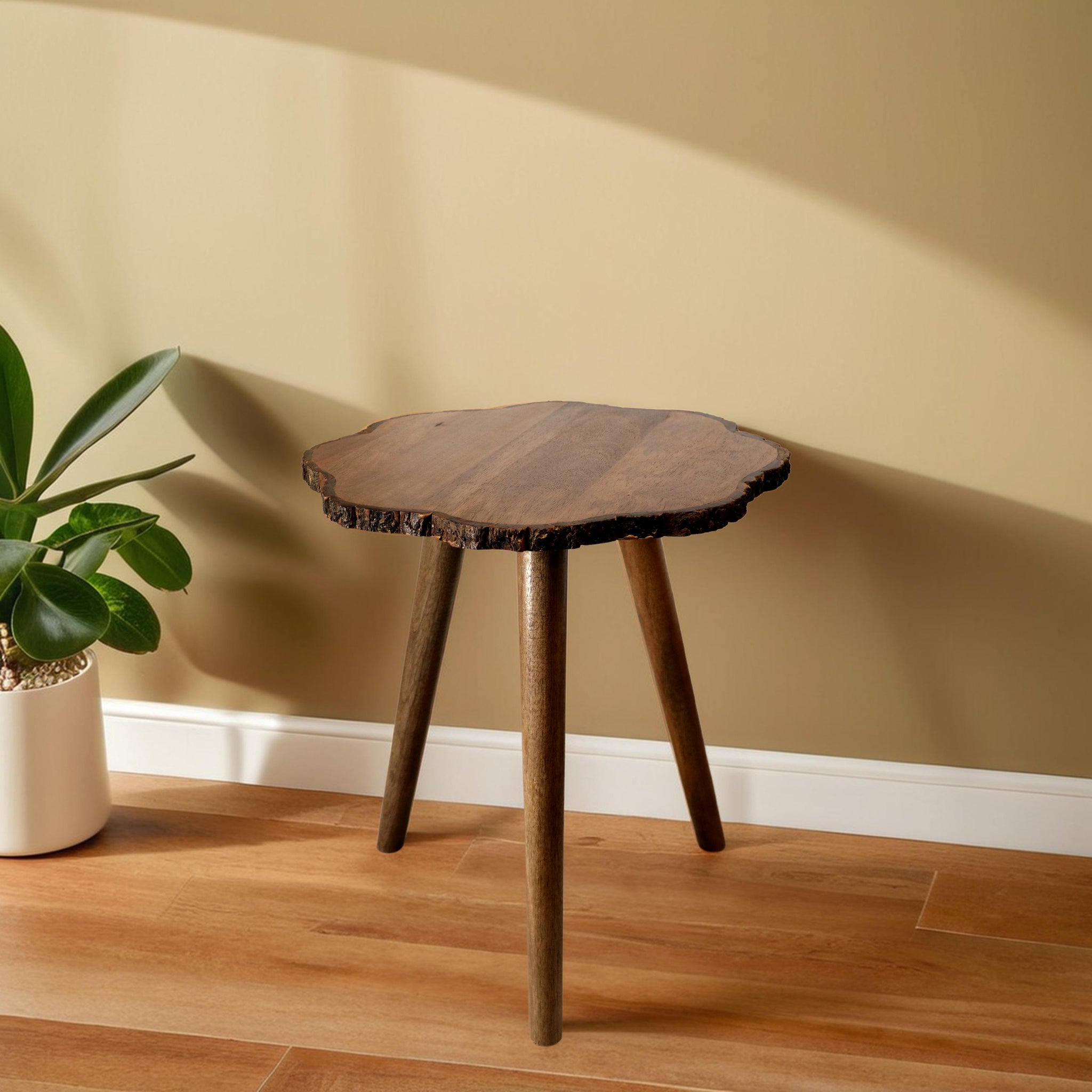 Wooden top with bark natural round table