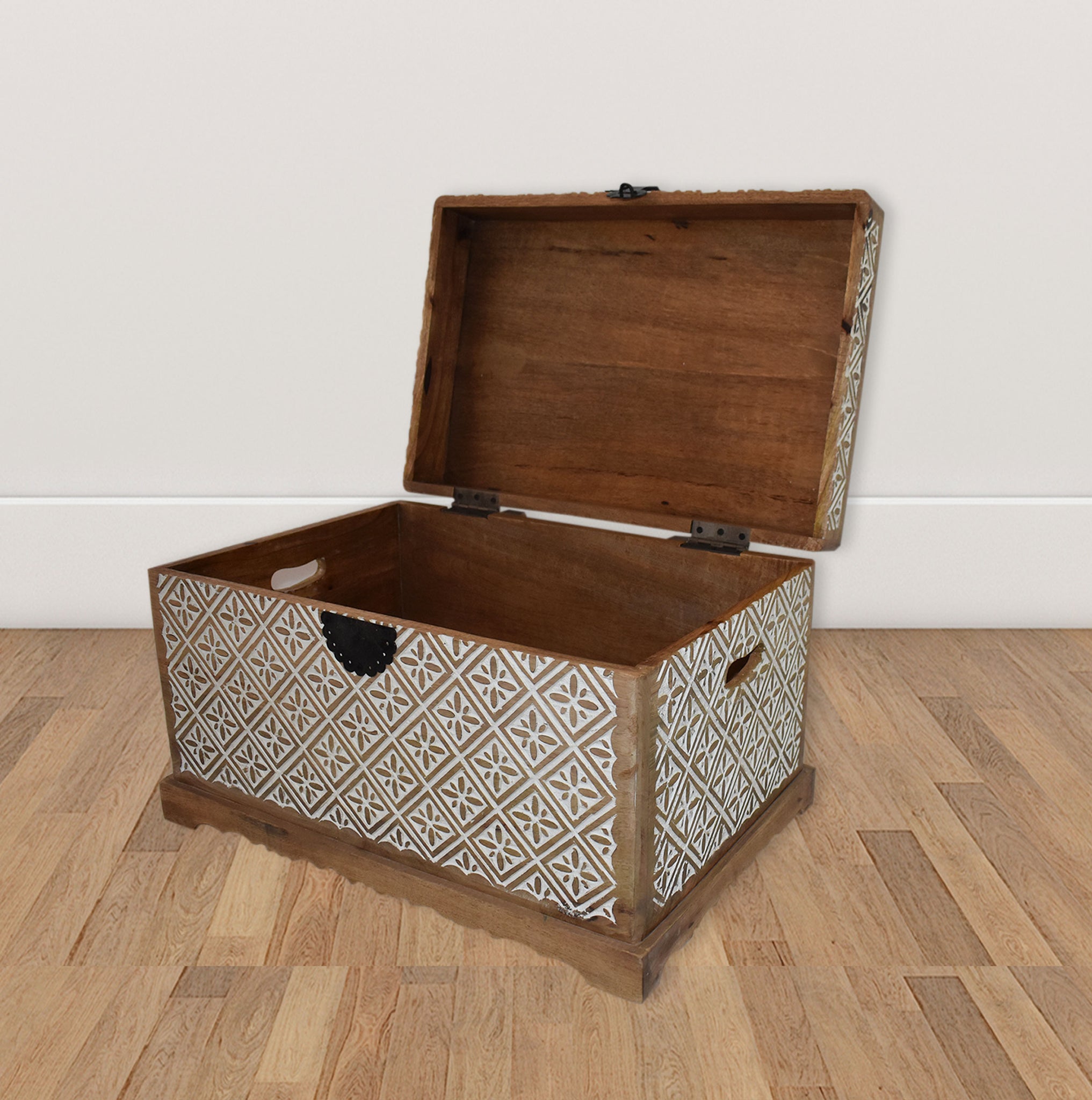 Vintage, Wooden Carved Trunk (GD1203)